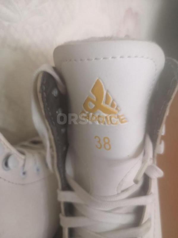 Коньки женские фигурные, надевались редко, в хорошем состоянии. 38 размер. - Орск