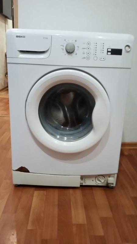 Машинка стиральная на запчасти. - Не указан