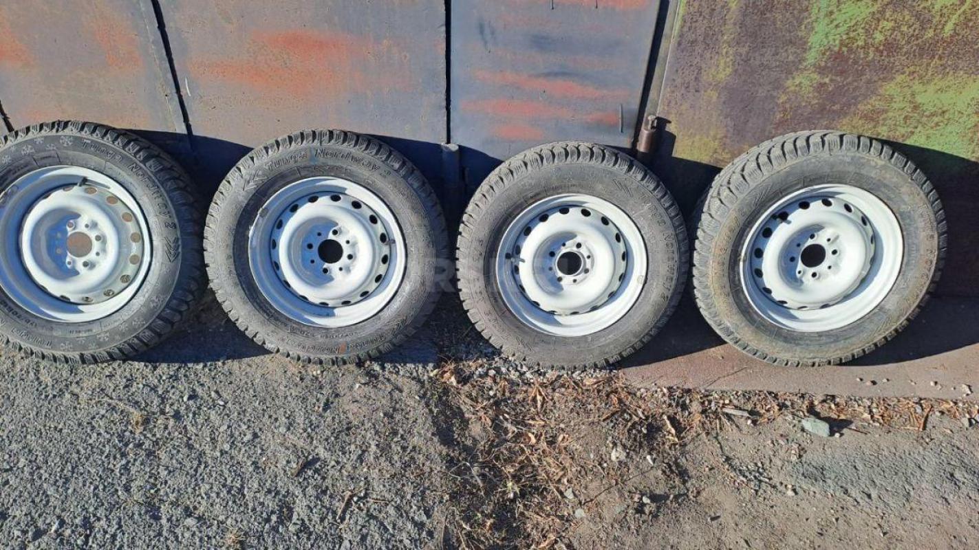 R13 : Продам  комплект зимних колес R13 на ВАЗовских дисках , все шипы на месте, Отбалансированы, пр - Орск