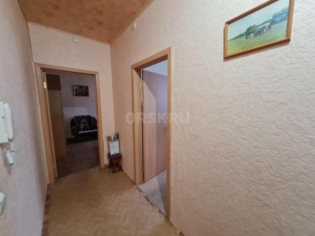 Продам просторную 3-х комнатную квартиру, расположенную на 2-м этаже добротного 2-х этажного дома по - Орск