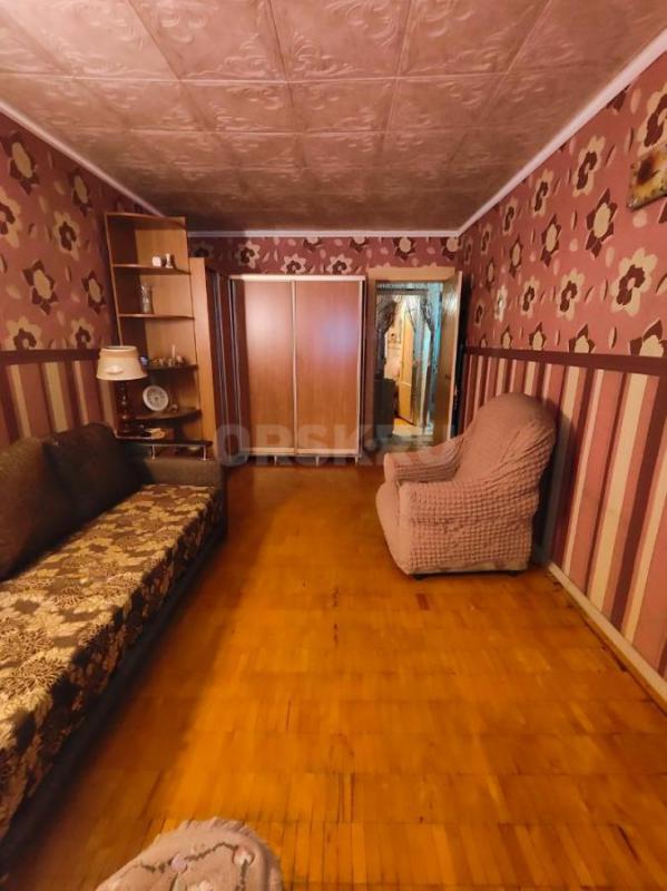 Продаётся теплая 2-х комнатная квартира, планировка распашонка, по ул. - Орск