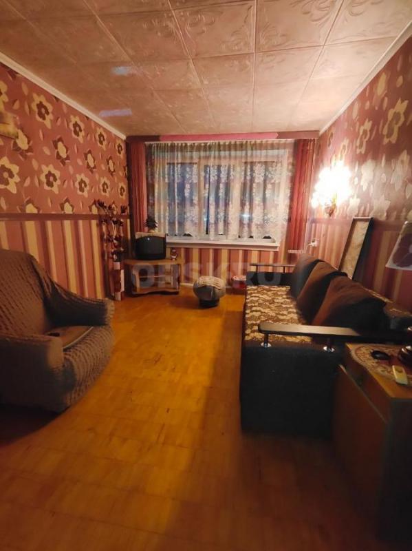 Продаётся теплая 2-х комнатная квартира, планировка распашонка, по ул. - Орск