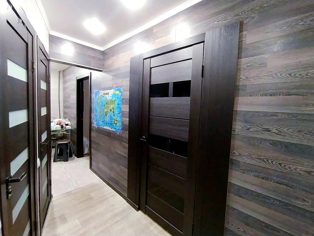 ПРОДАËТСЯ 2-Х КОМНАТНАЯ КВАРТИРА, В ЦЕНТРЕ ГОРОДА, НА 2 - ЭТАЖЕ, 5 - ТИ ЭТАЖНОГО КИРПИЧНОГО ДОМА, СО - Новотроицк