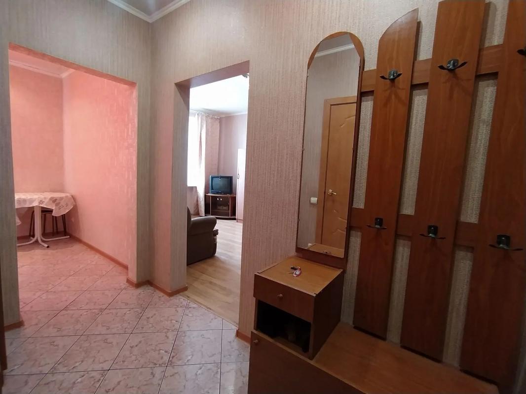 КОМНАТНАЯ КВАРТИРА, В ОДНОМ ИЗ ЭЛИТНЫХ ДОМОВ СТАРОГО ТИПА, 
ПО АДРЕСУ : Г. - Новотроицк