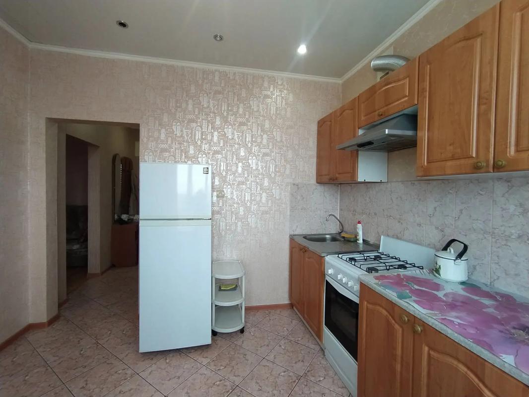 КОМНАТНАЯ КВАРТИРА, В ОДНОМ ИЗ ЭЛИТНЫХ ДОМОВ СТАРОГО ТИПА, 
ПО АДРЕСУ : Г. - Новотроицк