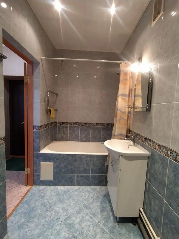 КОМНАТНАЯ КВАРТИРА, В ОДНОМ ИЗ ЭЛИТНЫХ ДОМОВ СТАРОГО ТИПА, 
ПО АДРЕСУ : Г. - Новотроицк