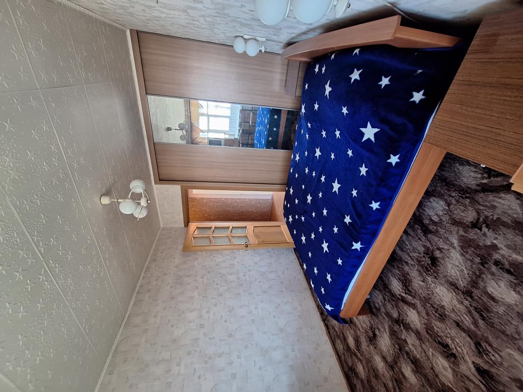 Продам, теплая уютная квартира, планировка распашонка, Балкон, окна на две стороны, вся инфраструкту - Новотроицк