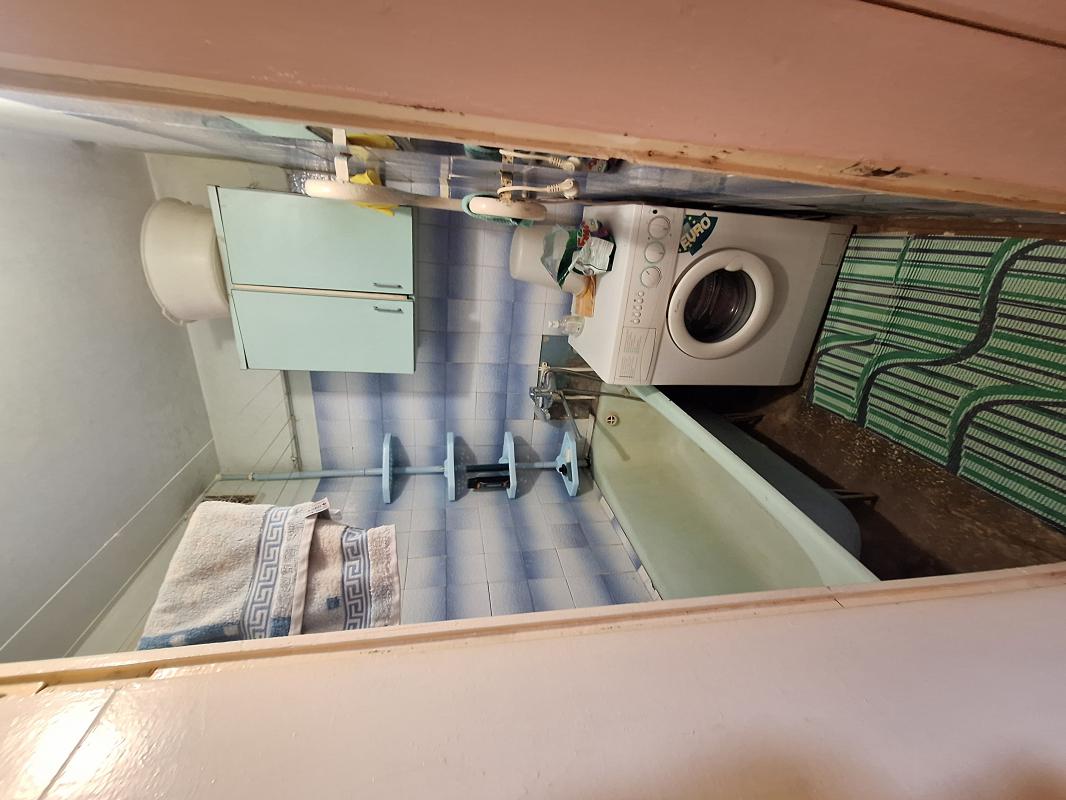 Продам, теплая уютная квартира, планировка распашонка, Балкон, окна на две стороны, вся инфраструкту - Новотроицк