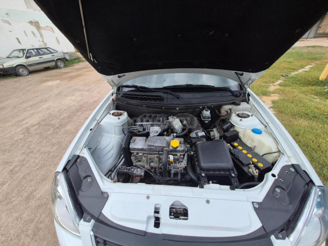 Продам приору на отличном ходу,всё горит всё моргает,полностью обслужена  мотор 8 кл. - Новоорск