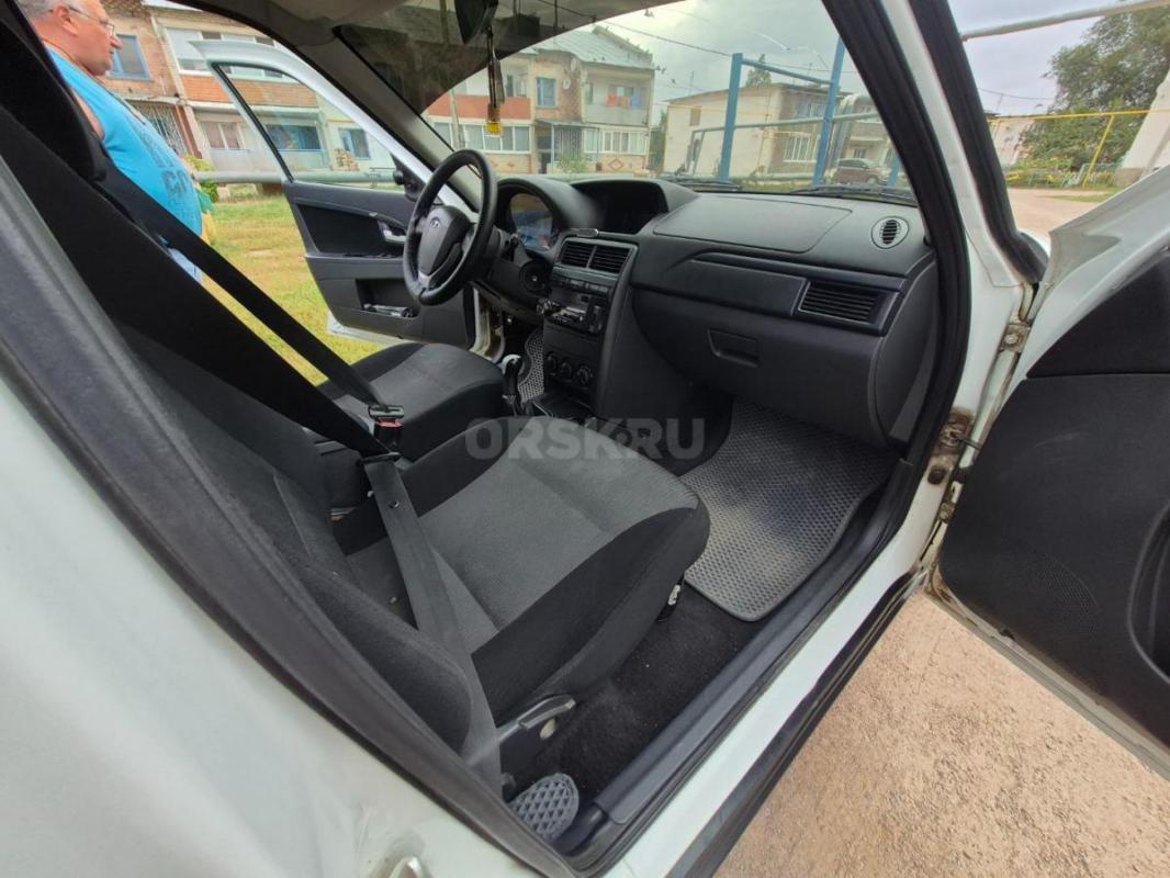 Продам приору на отличном ходу,всё горит всё моргает,полностью обслужена  мотор 8 кл. - Новоорск