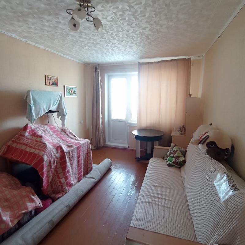 Продаю квартиру с раздельными ходами и видом из кна на разные стороны дома, Окна пластиковые, балкон - Новотроицк