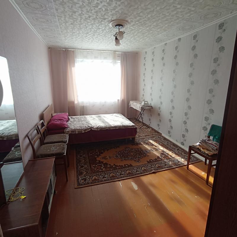 Продаю квартиру с раздельными ходами и видом из кна на разные стороны дома, Окна пластиковые, балкон - Новотроицк