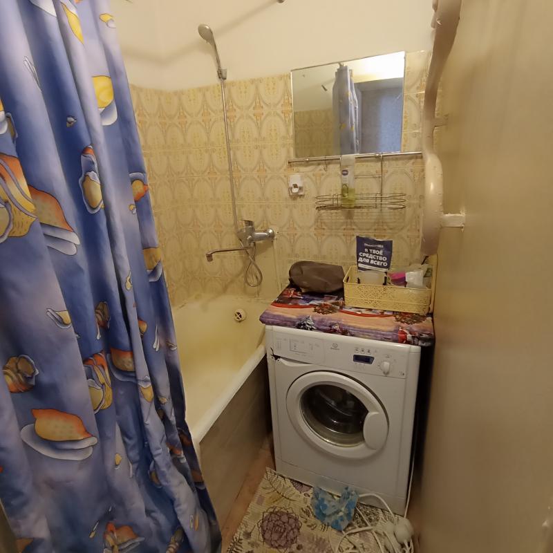 Продаю квартиру с раздельными ходами и видом из кна на разные стороны дома, Окна пластиковые, балкон - Новотроицк