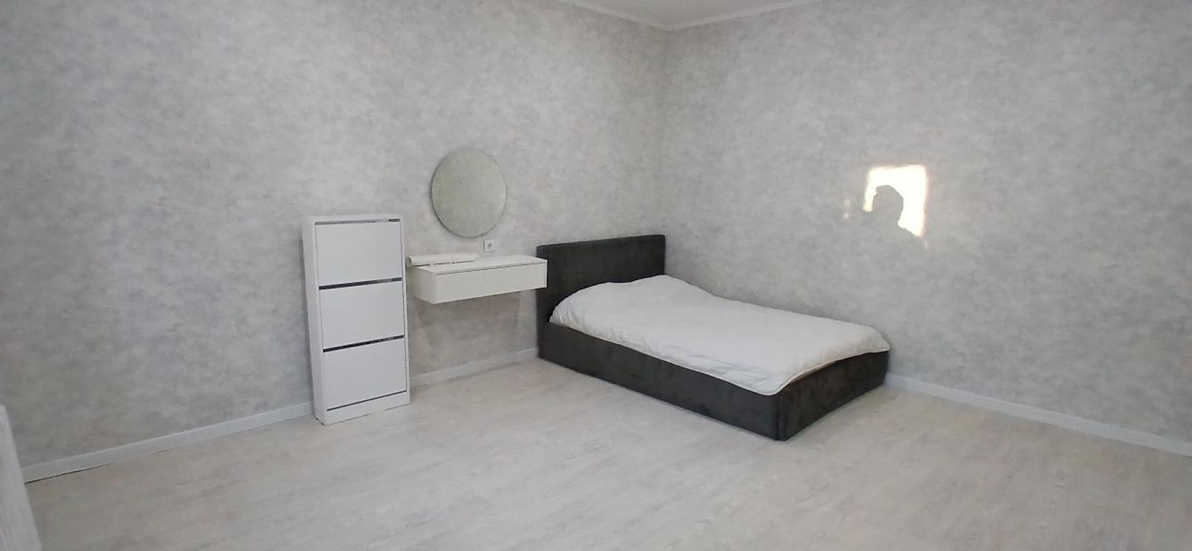 Продаётся однокомнатная квартира старого типа , г. - Новотроицк