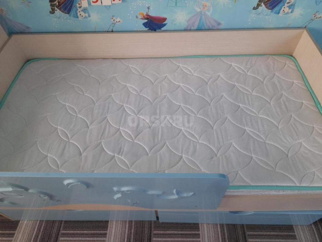 Продам детскую кровать с двумя выдвижными ящиками для хранения и матрасом. - Гай