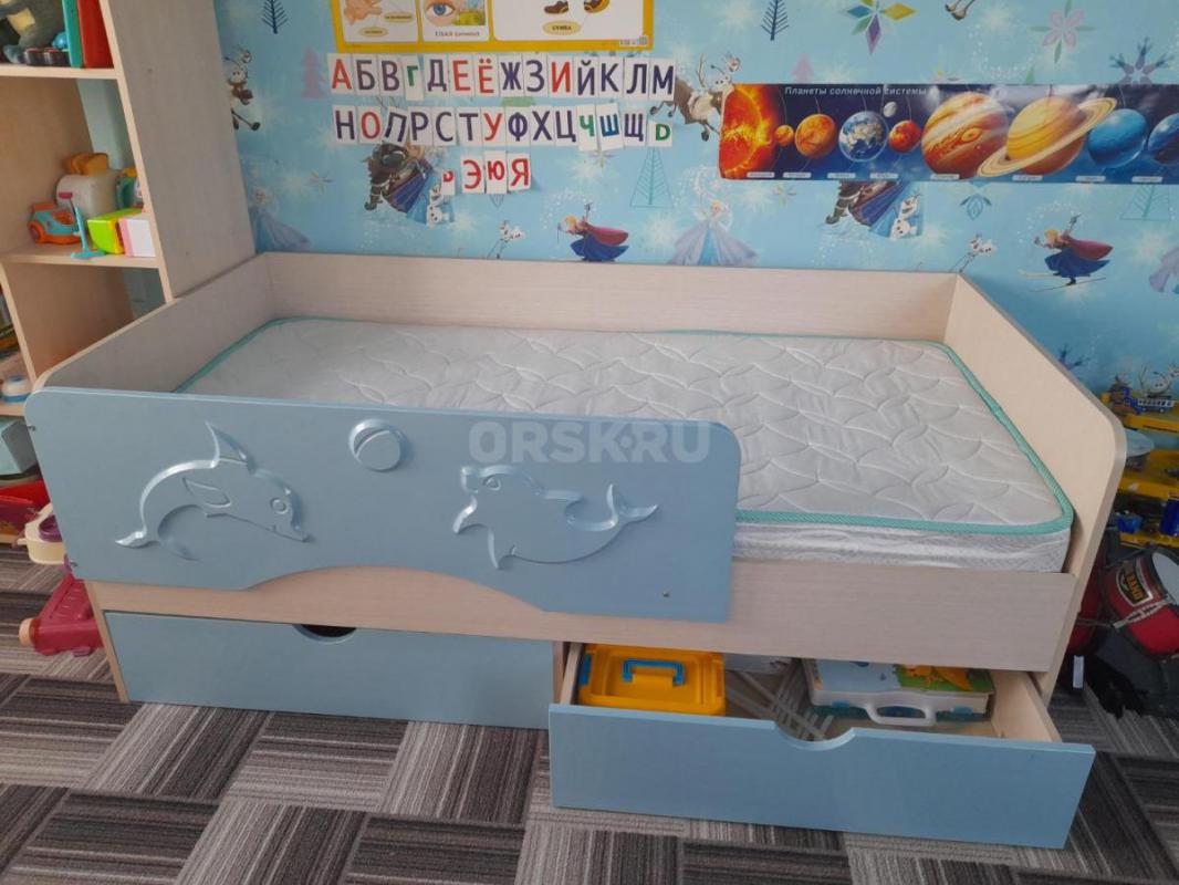 Продам детскую кровать с двумя выдвижными ящиками для хранения и матрасом. - Гай