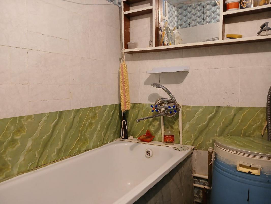 Продается трехкомнатная квартира с раздельными ходами  по адресу г. - Новотроицк