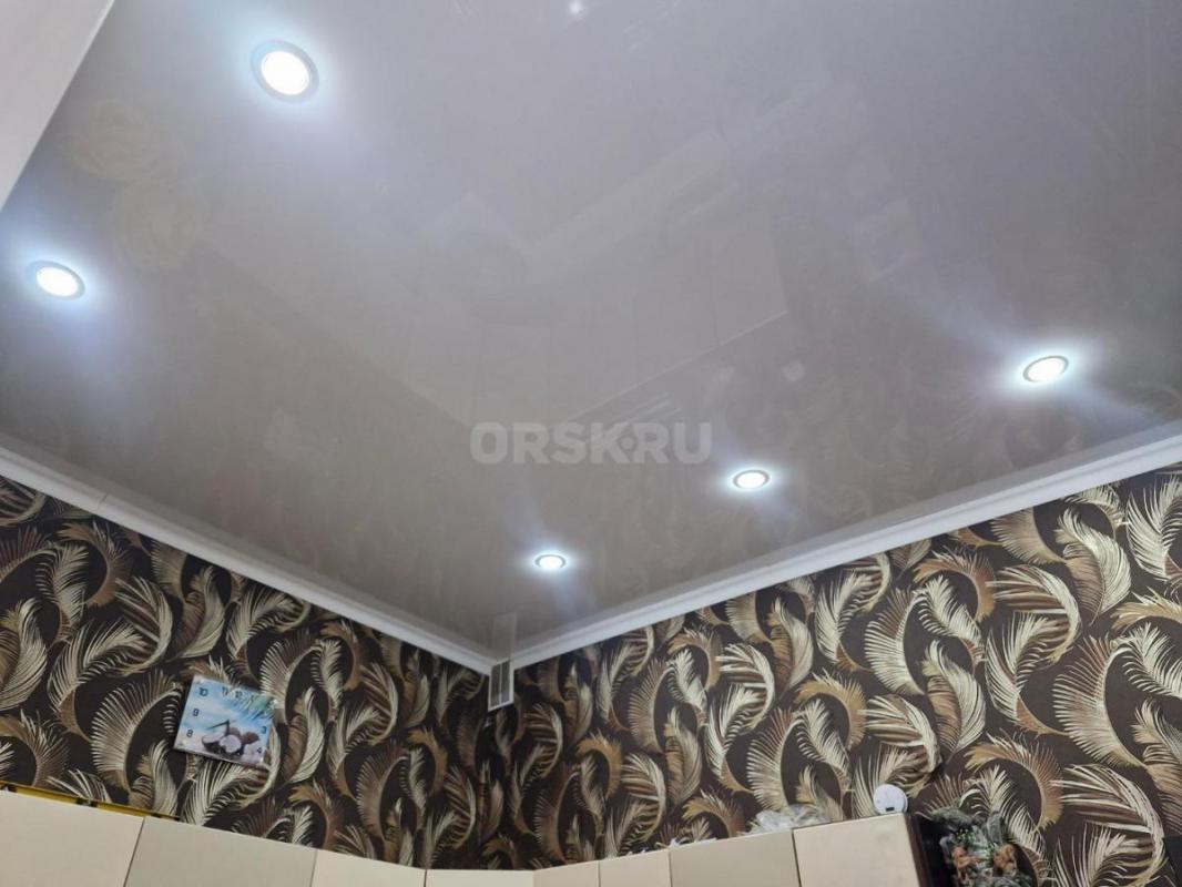 Продам 1 комнатную квартиру, состояние хорошее, высокие потолки (3.5 м). - Орск