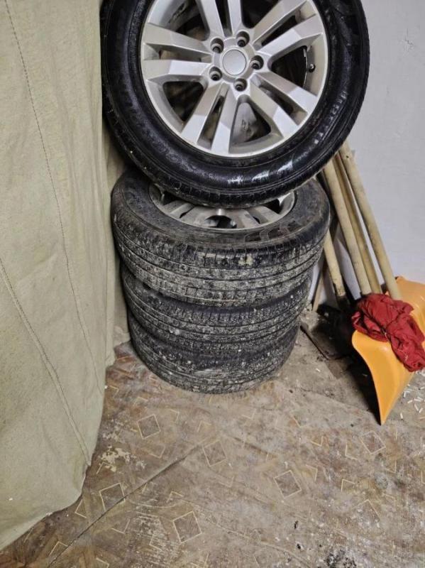 Продам комплект колес на литых оригинальных дисках R17. - Орск