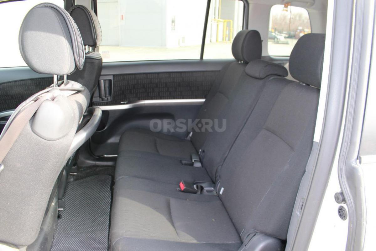 продаю надежный, экономичный, вместительный, семиместный, семейный автомобиль Тойота Исис 2012 года - Орск