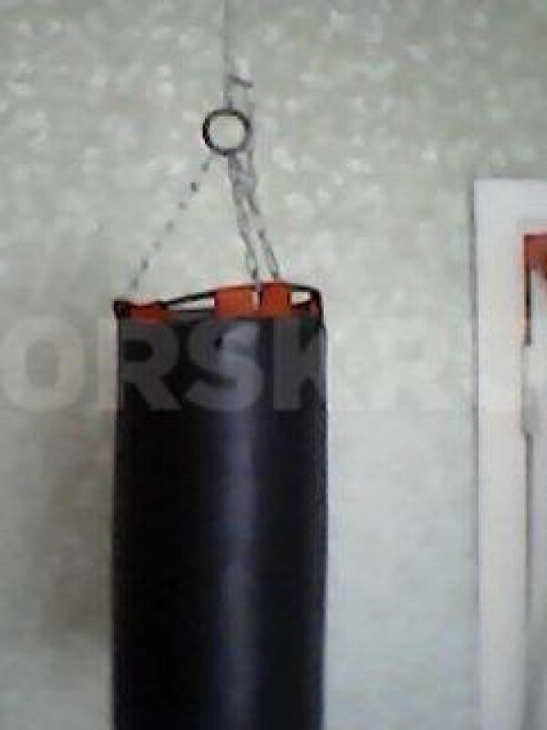 Продам боксёрскую грушу, с креплением за потолок, высота 55 см., диаметр 25 см., отличное состояние. - Орск