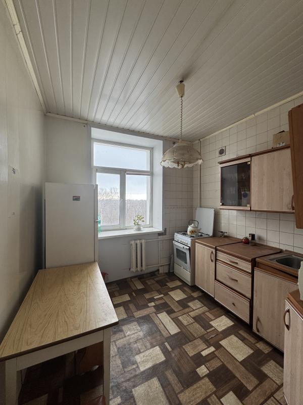 Продажа 
уютная 2-комнатная квартира, старого типа, в тихом, спальном районе,
 ул. - Новотроицк