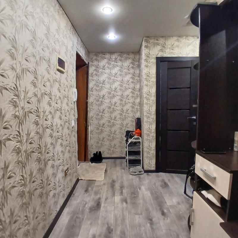 Продается двухкомнатная квартира с раздельными ходами  по адресу г. - Новотроицк