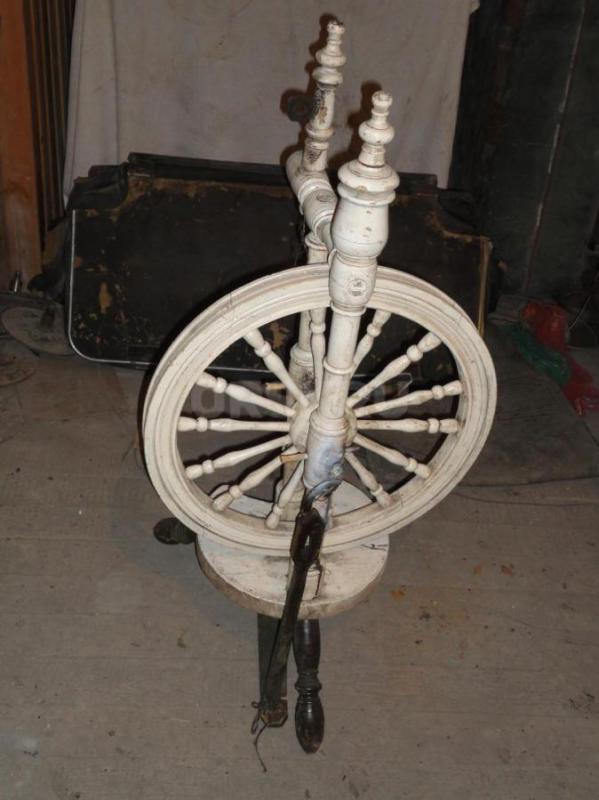 Прялки деревянные ручные для декора колеса крутятся 2000ршт,лампа керосинка 1000р все в хорошем сост - Орск