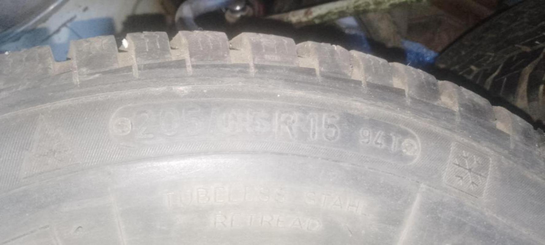 Продам комплект зимних шин 205/65/15 . - Новотроицк