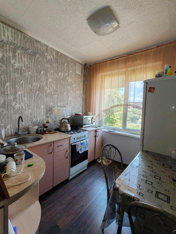 Продается 2-х квартира квартира на 4 этаже 5 этажного панельного дома по адресу г Новотроицк пр-т Ко - Новотроицк