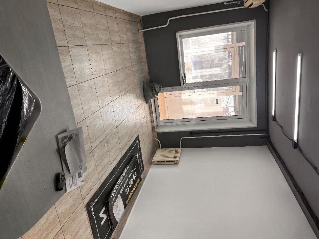 Сдам в аренду помещение на 1-вом этаже в 9ти этажном доме, отдельный вход, светлое, большая проходим - Орск