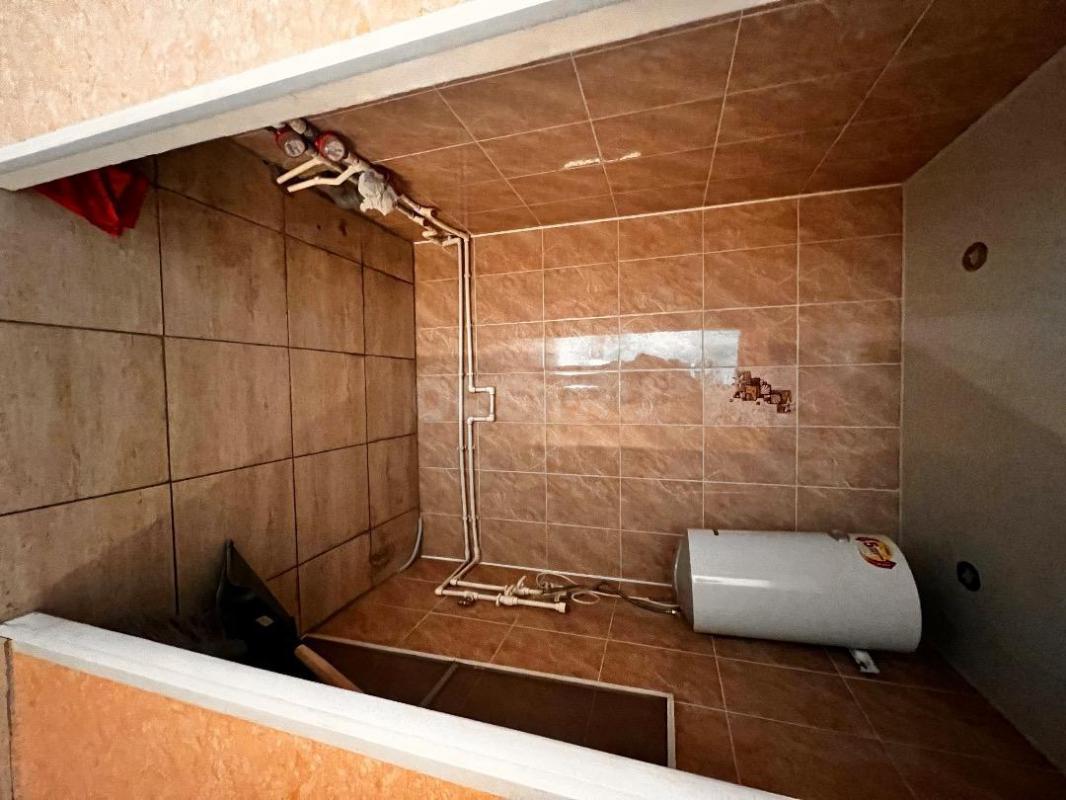 Сдам в аренду помещение на 1-вом этаже в 9ти этажном доме, отдельный вход, светлое, большая проходим - Орск