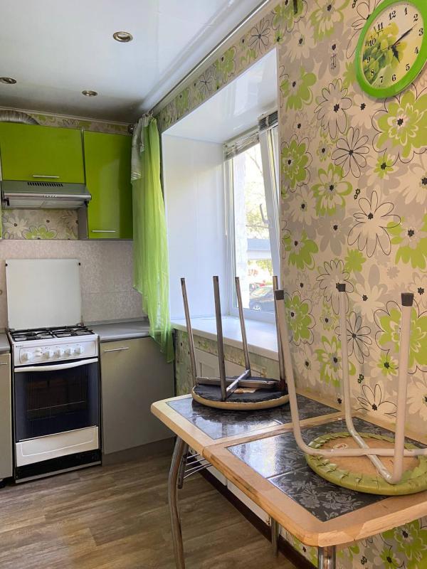 Продается уютная двухкомнатная квартира в кирпичном доме на первом (высоком) этаже. - Гай