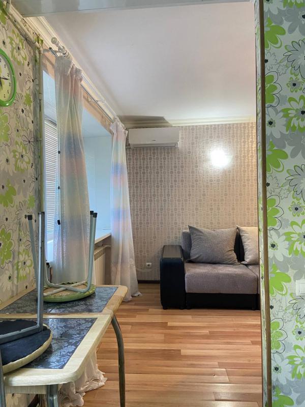 Продается уютная двухкомнатная квартира в кирпичном доме на первом (высоком) этаже. - Гай