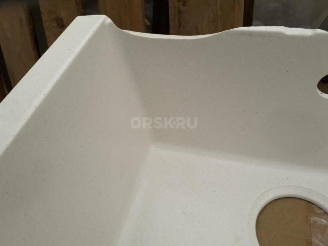 Глянцевая каменная мойка Катрин повреждена - отломлена полка. - Орск