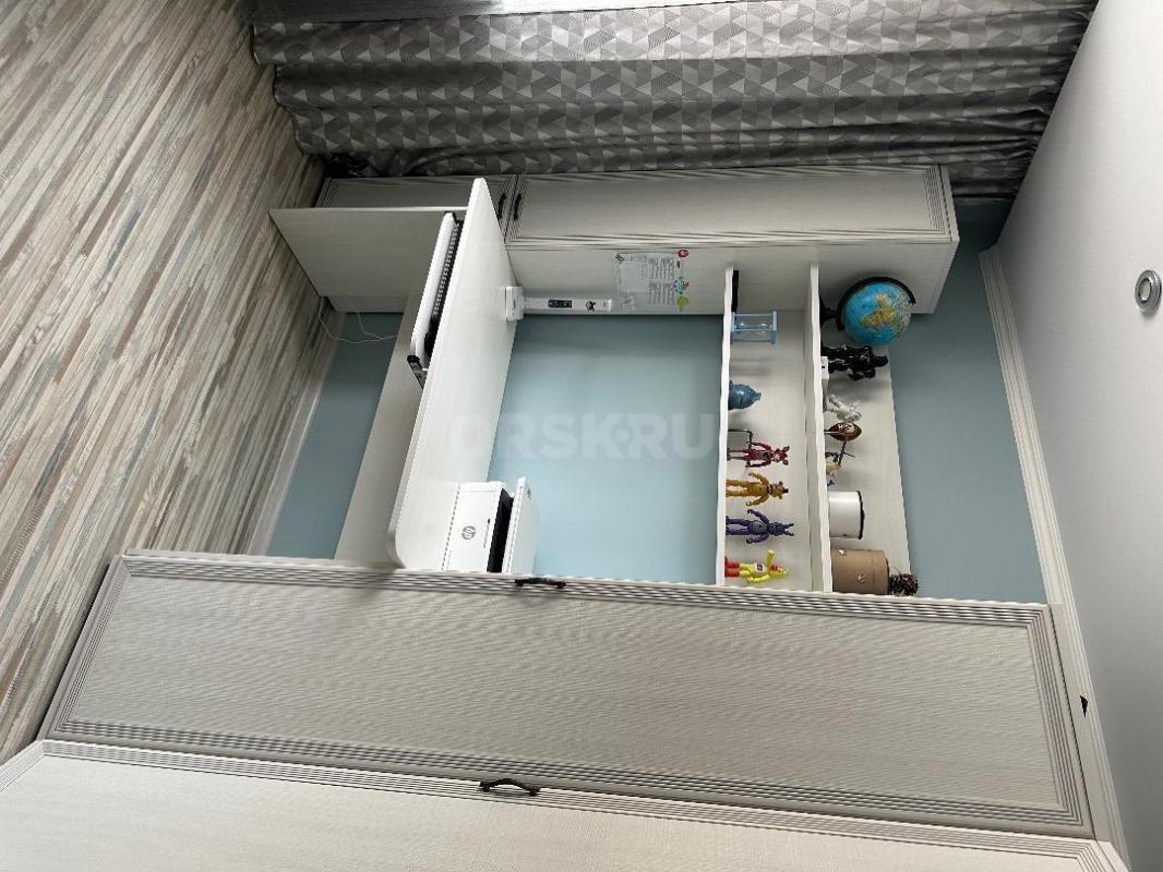 Мебель в детскую: шкаф пенал под книги, письменный стол с полками, шкаф пенал под одежду, большой уг - Орск