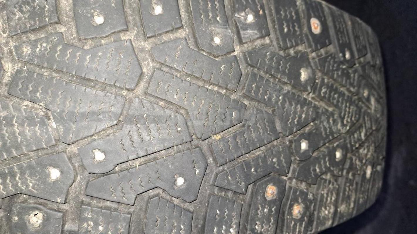 Комплект зимних шипованных шин. - Орск