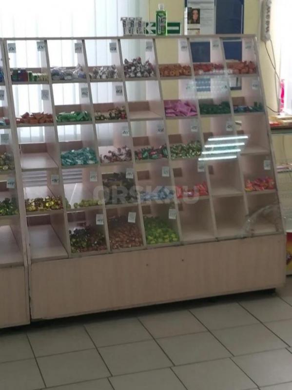 Продам:
-выдвижная стеклянная витрина - 2500 р
-кухонный стол -1500 р
-витрина тумба с денежным я - Орск