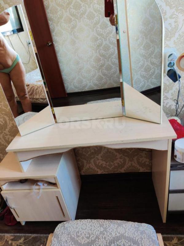 Продам туалетный столик в хорошем состоянии Размер 105.155.43 с зеркалом - Орск