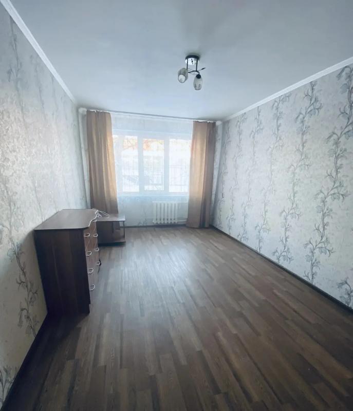 Продается 1-комнатная квартира на первом этаже пятиэтажного панельного дома по адресу: пр. - Новотроицк