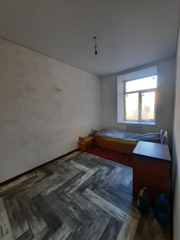 Продам просторную квартиру в сталинском доме на 3 этаже, площадью 86 м2 по адресу: г. - Новотроицк