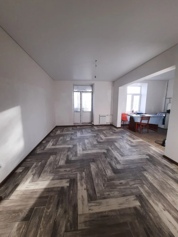 Продам просторную квартиру в сталинском доме на 3 этаже, площадью 86 м2 по адресу: г. - Новотроицк