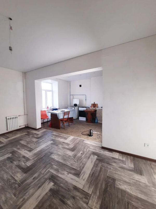 Продам просторную квартиру в сталинском доме на 3 этаже, площадью 86 м2 по адресу: г. - Новотроицк