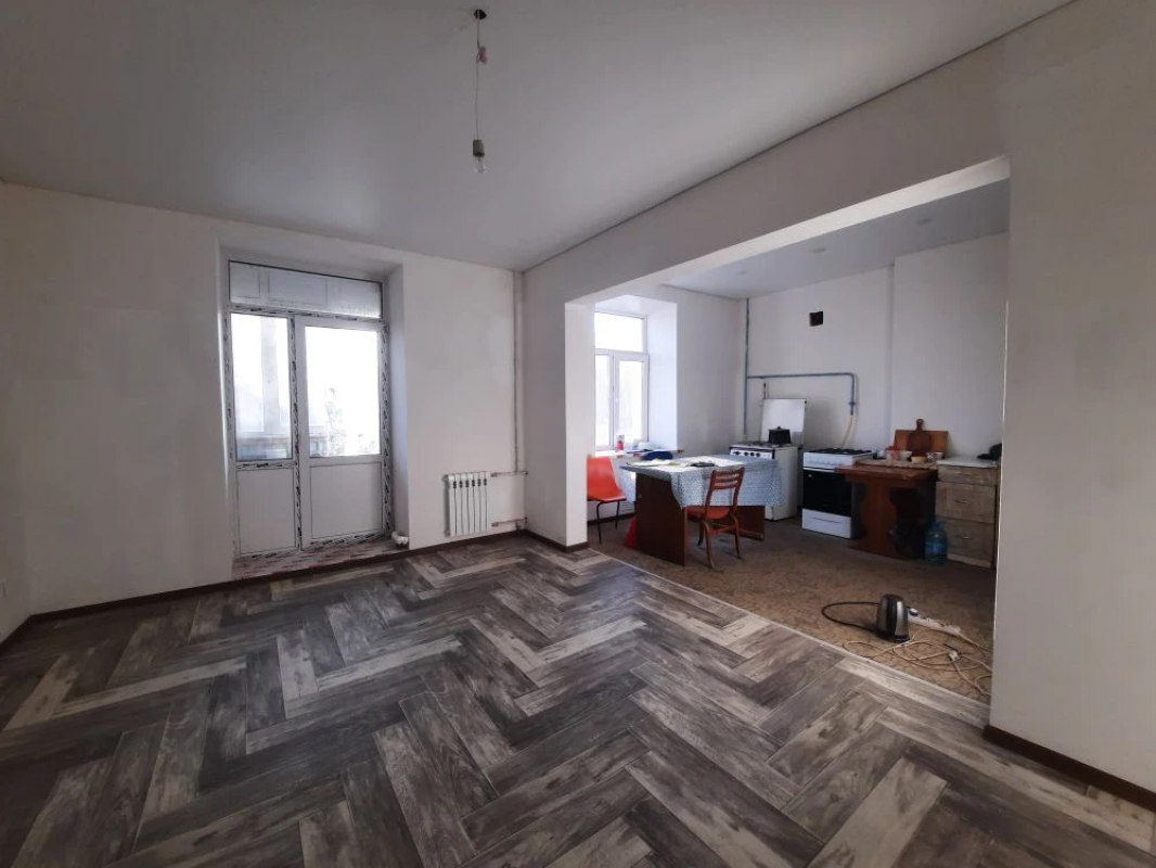 Продам просторную квартиру в сталинском доме на 3 этаже, площадью 86 м2 по адресу: г. - Новотроицк