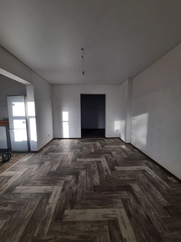 Продам просторную квартиру в сталинском доме на 3 этаже, площадью 86 м2 по адресу: г. - Новотроицк