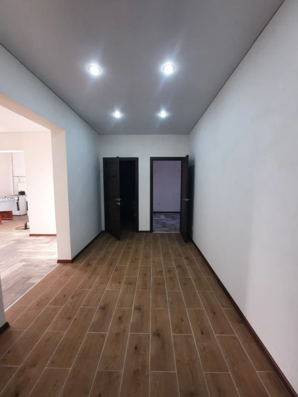 Продам просторную квартиру в сталинском доме на 3 этаже, площадью 86 м2 по адресу: г. - Новотроицк