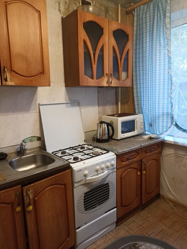 Продам двух комнатную квартиру на первом этаже пятиэтажного дома, косметический ремонт, вся инфрастр - Новотроицк