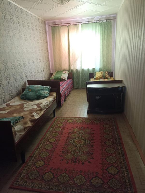 Продам двух комнатную квартиру на первом этаже пятиэтажного дома, косметический ремонт, вся инфрастр - Новотроицк