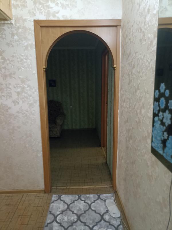 Продам двух комнатную квартиру на первом этаже пятиэтажного дома, косметический ремонт, вся инфрастр - Новотроицк