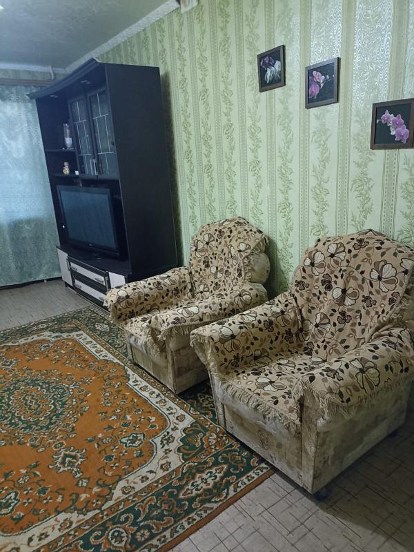 Продам двух комнатную квартиру на первом этаже пятиэтажного дома, косметический ремонт, вся инфрастр - Новотроицк